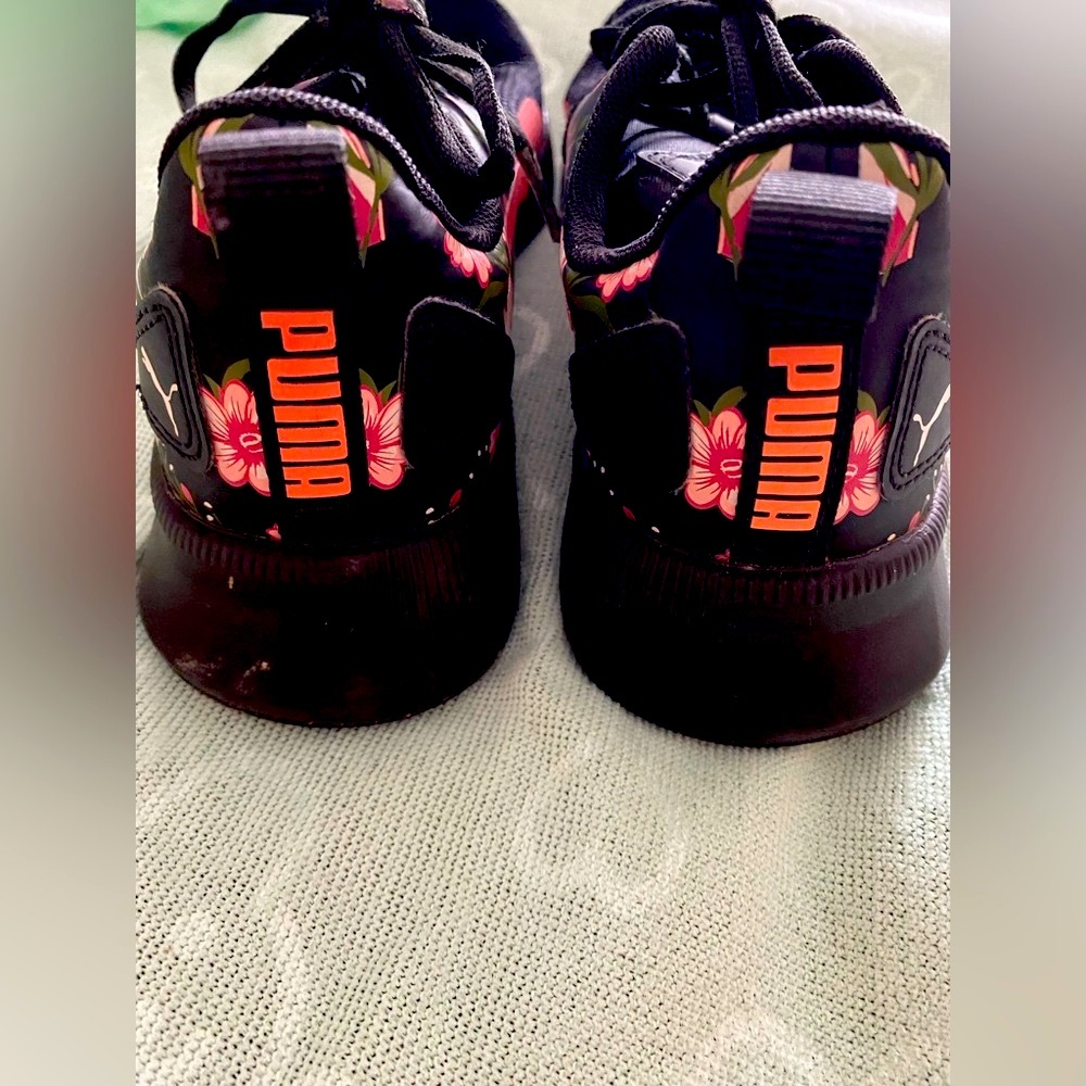 Puma Size 3.5 black shoes - Picture 2 of 3